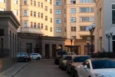 В Москве парковку жилого дома украсили горшками с коноплей