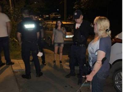 В Черновцах агрессивный мужчина избил женщину и ее собаку