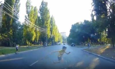 В Воронеже дети, катавшиеся по дороге, едва не попали под машину (ВИДЕО)