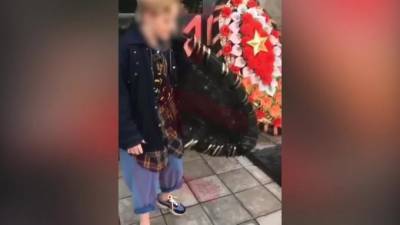 Издевательства подростка над мемориалом Великой Отечественной попало на видео