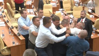 Потасовка и копченая скумбрия. Заседание ульяновского парламента закончилось дракой