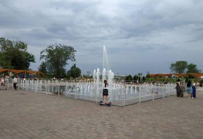 Новый фонтан в ростовском парке Левобережный обнесли забором