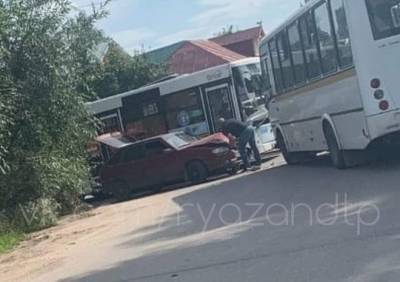 В поселке Храпово столкнулись автобус и «четырнадцатая»