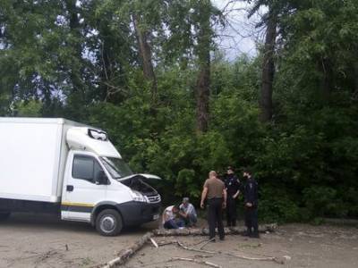 В Уфе водитель грузовика, на которого рухнуло дерево, скончался в больнице