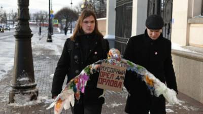 В Петербурге оштрафовали активиста за акцию с мусором для губернатора