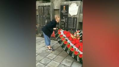 ЧП. "Катакомба!": пермская школьница укрылась венком с мемориала воинам ВОВ