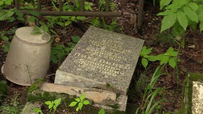 На еврейском кладбище осквернили более 30 надгробий.