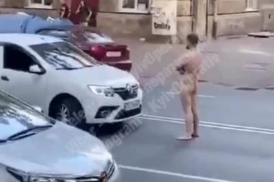 В Киеве нудист жестоко поплатился за прогулку на проезжей части (видео 18+)