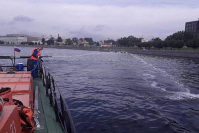 В нескольких районах Петербурга в Неве нашли нефтяные разливы