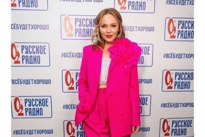 «Престарелая Барби»: фанаты высмеяли розовый наряд жены Меладзе