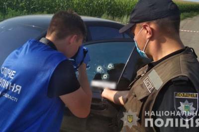 На трассе Киев-Харьков расстреляли элитный автомобиль, есть погибший