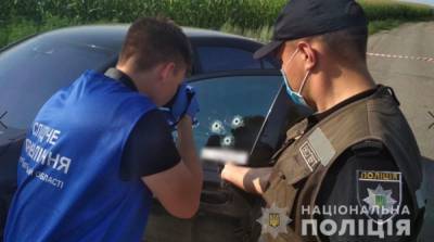 На трассе Киев-Харьков расстреляли автомобиль, есть жертва