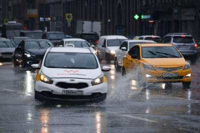 ЦОДД призвал водителей соблюдать осторожность из-за грозы и ветра