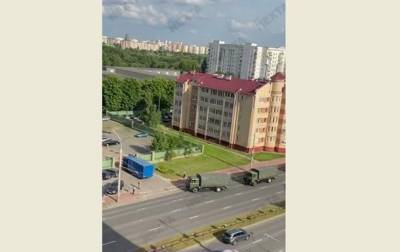 По Минску ездят колонны военных