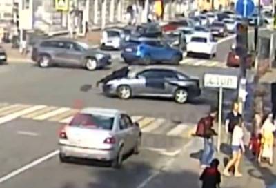 В Ярославле должник по алиментам «прокатил» судебного пристава на капоте автомобиля