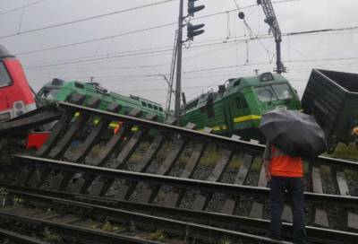 Искореженные рельсы: названа причина столкновения грузовых поездов на юге Петербурга