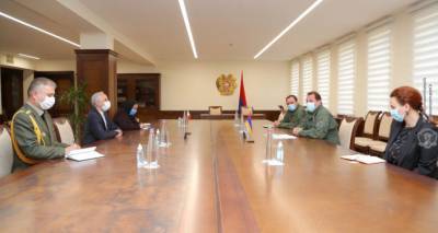 Министр обороны Армении и посол Ирана обсудили турецко-азербайджанские учения на границе