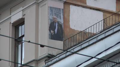 Портрет Бродского останется на стене в Петербурге.