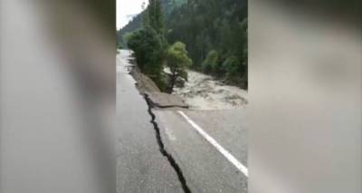 Разбушевавшаяся горная река разрушила дорогу в регионе Рача в Грузии - видео