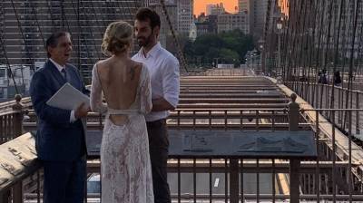 Велосипедистка застала свадьбу незнакомцев на Бруклинском мосту — и подарила им уникальные фото