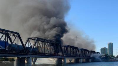 Поезд загорелся на железнодорожном мосту над озером в Аризоне