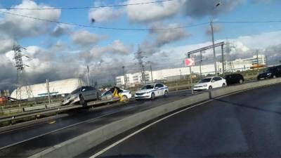 Автомобиль на Московском проспекте влетел в отбойник