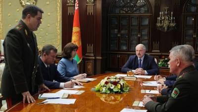 Лукашенко взволновал журналистов из-за появления с перебинтованной рукой
