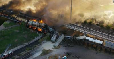 В США поезд сошел с рельсов, загорелся и разрушил мост. Фото и видео огненного ЧП | Мир | OBOZREVATEL