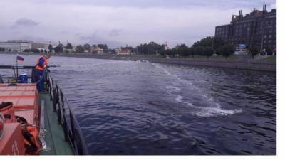Специалисты Росприроднадзора проверили нефтяные разводы у Большеохтинского моста