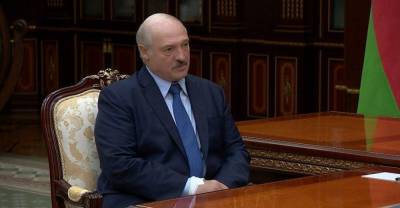 У перенесшего коронавирус Лукашенко на руке заметили странную повязку | Мир | OBOZREVATEL