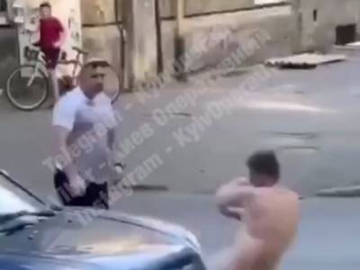 В Киеве голый мужчина препятствовал движению машин