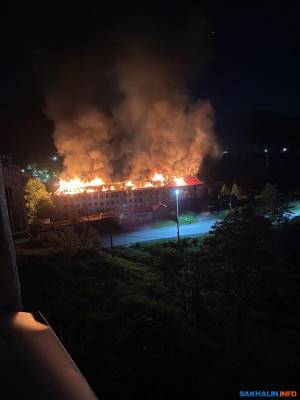 В Быкове пожарные пять часов тушили здание старого шахтуправления