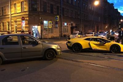 Logan смял дверь Lamborghini в центре Петербурга