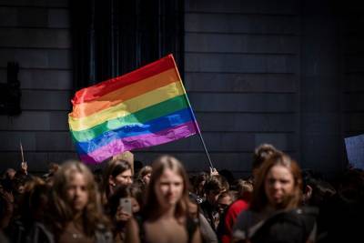 В Черногории узаконили однополые союзы. Усыновление детей осталось под запретом