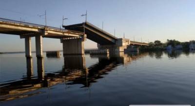 В центре Николаева внезапно развелся мост через реку, заблокировав движение транспорта (фото, видео)