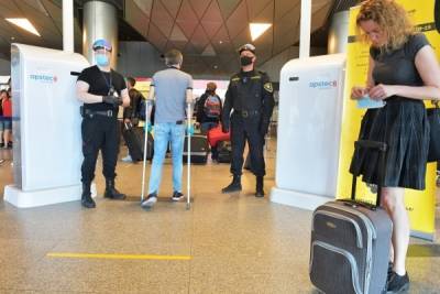 Ространснадзор заявил о массовых нарушениях мер против COVID-19 в аэропортах