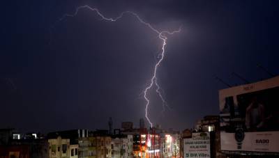 В Индии еще десятки людей стали жертвами ударов молний