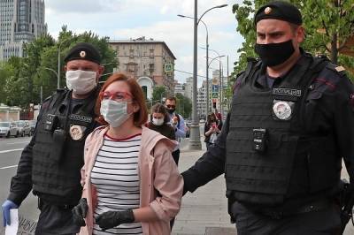 МВД наказало командира за одинаковые жетоны у подчинённых на задержании в Москве
