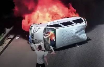 Безымянный герой спас трех человек из горящего авто (ВИДЕО)