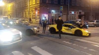 «За рулем Renault Logan была девушка»: очевидец о ДТП с Lamborghini в Петербурге