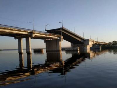 В Николаеве утром внезапно развелся мост через реку: движение транспорта заблокировано
