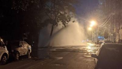В Киеве на Подоле прорвало теплосеть, образовался десятиметровый фонтан