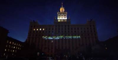 Жители Челябинска обсуждают лазерное шоу со свастикой на фасаде ЮУрГУ