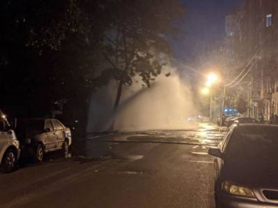 На столичном Подоле прорвало трубу: вода била струей в 10 метров