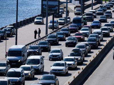 Автомобили еле едут: на дорогах Киева утром образовались масштабные пробки