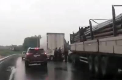 В Кузбассе иномарка столкнулась с двумя грузовиками: происшествие попало на видео