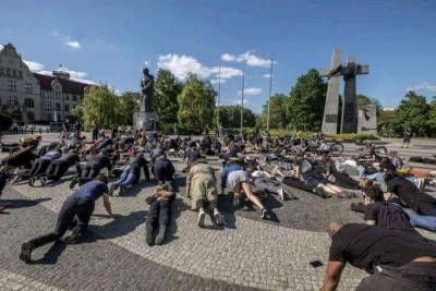 Поляки встали на колени за убийство афроамериканца