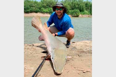 Рыбак поймал 90-килограммовую аллигаторовую щуку несмотря на сломанную удочку
