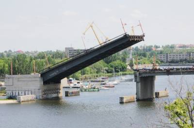 В Николаеве разводной мост начал подниматься сам по себе (видео)
