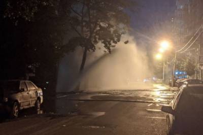В Киеве из-за прорыва трубы 10-метровый фонтан бил на несколько улиц: видео